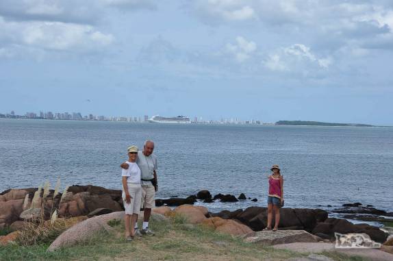 A Ana e seus sogros, o Joca e a Ixa, chegando a Punta del Este, no litoral do Uruguai